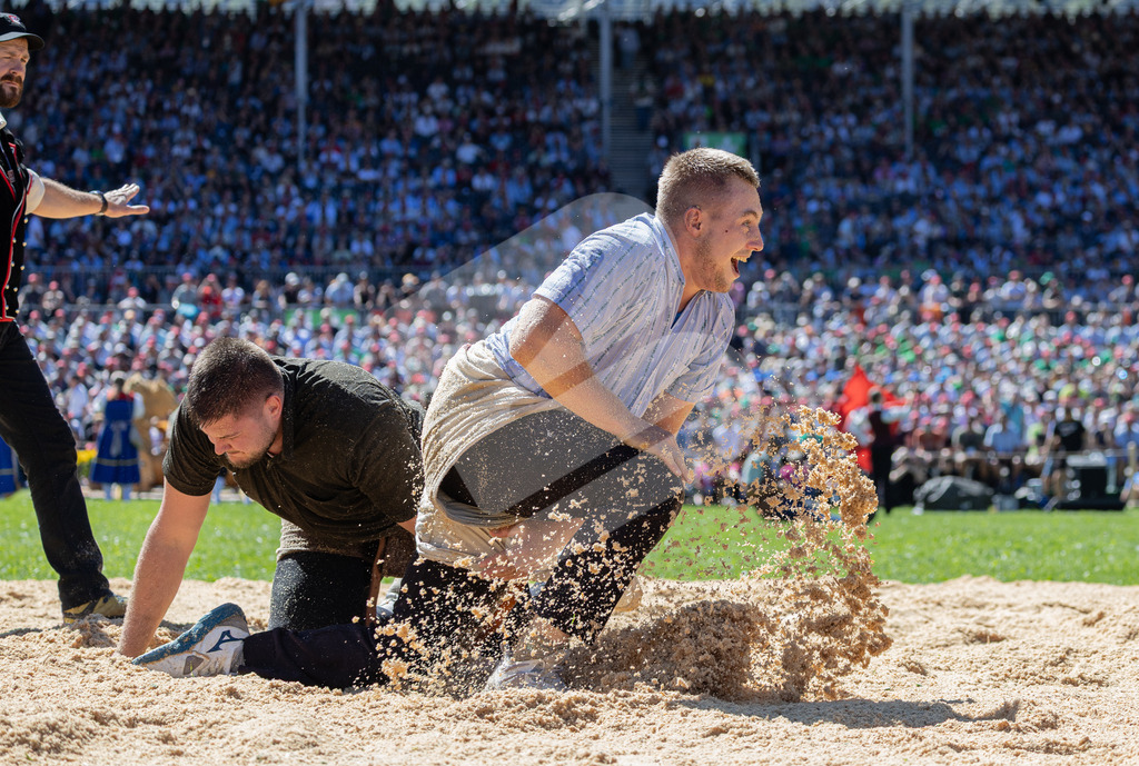 ESAF2025_07Gang_6616 | Die Schwinger des Schwyzer Kantonalen Schwingerverbandes: Fotos, die Dynamik und Leidenschaft festhalten, sowie emotionale Momente aus dem traditionellen Schwingsport zeigen. - Realisiert mit Pictrs.com