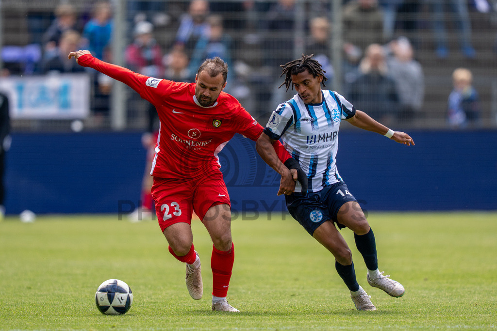 Stuttgarter Kickers vs. SG Sonnenhof Großaspach, Fussball, Regionalliga Suedwest, 34. Spieltag, 16.05.2026 | Zweikampf zwischen Fabian Eisele (SG Sonnenhof Großaspach, #23) und Melkamu Frauendorf (Stuttgarter Kickers, #14),Stuttgarter Kickers vs. SG Sonnenhof Großaspach, Fussball, Regionalliga Suedwest, 34. Spieltag, 16.05.2026