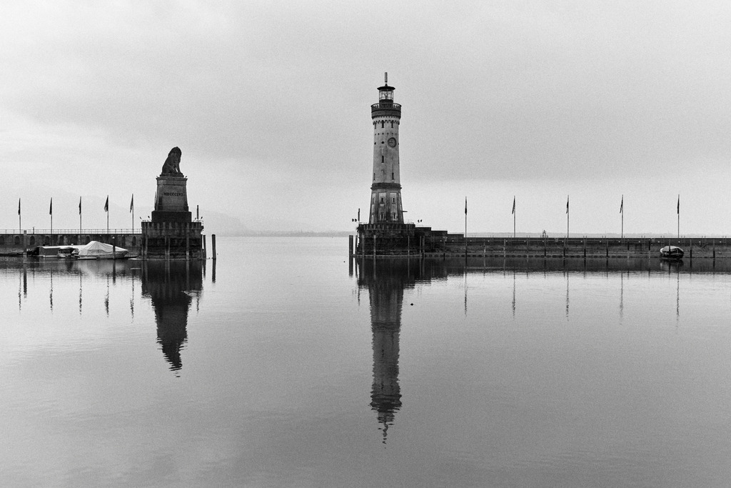 Hafeneinfahrt mit Leuchtturm und Loewe | Lindau, Deutschland - February 08, 2017: Hafeneinfahrt mit Leuchtturm und Loewe. - Realisiert mit Pictrs.com