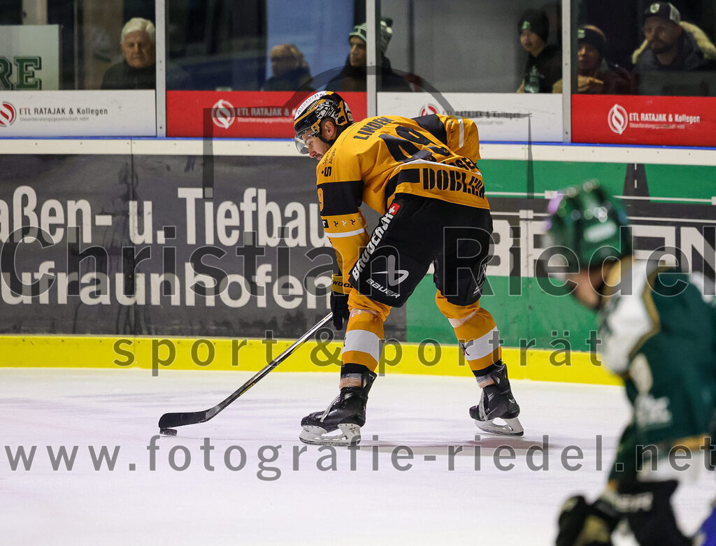 2025-11-02_134_TSV_Erding_gegen_EV_Fuessen | Erding, Deutschland, 02.11.2025:Eishockey, Oberliga Süd 2025 / 2026, 15. Spieltag, TSV Erding gegen EV Füssen, Endergebnis: 2:6Felix Linden (EV Füssen, #49)Foto: Christian Riedel / fotografie-riedel.net