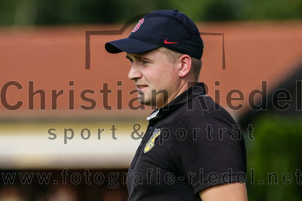 2023-09-17_088_DJK_Ottenhofen_gegen_FC_Finsing_II | Ottenhofen, Deutschland, 17.09.2023:
Fußball, Kreisklasse 2023 / 2024, 7. Spieltag, DJK Ottenhofen gegen FC Finsing II, Endergebnis: 3:0

Trainer Benjamin Settles (DJK Ottenhofen)

Foto: Christian Riedel / fotografie-riedel.net