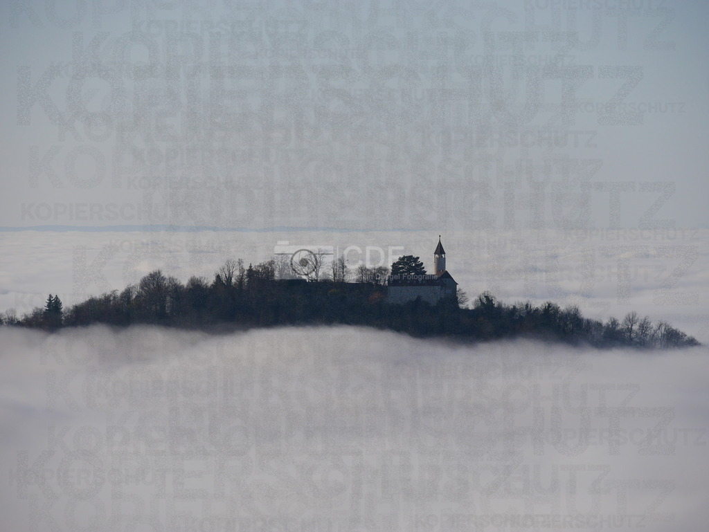 P1140752 | Teck im Nebel. nur die spitze des Berges schaut aus den Wolken heraus. - Realisiert mit Pictrs.com