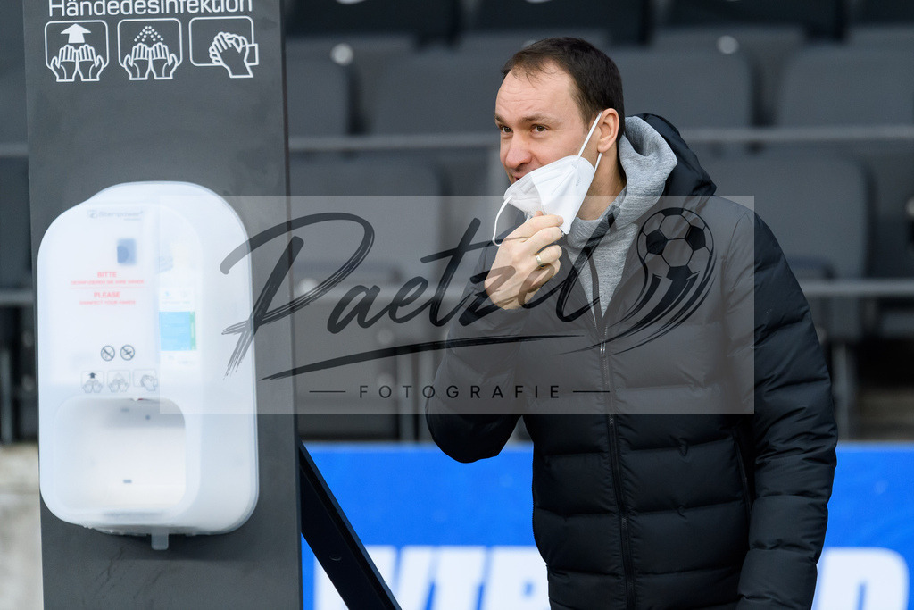 BSCFCB20220123_029 | Fussball, Herren: Schiedsrichter Bastian Dankert schaut bei dem Spiel der 1. Bundesliga zwischen Hertha BSC und FC Bayern Muenchen im Olypiastadion am 23.01.2022 in Berlin, Deutschland.DFB / DFL REGULATIONS PROHIBIT ANY USE OF PHOTOGRAPHS AS IMAGE SEQUENCES AND/OR QUASI-VIDEO. - Realisiert mit Pictrs.com