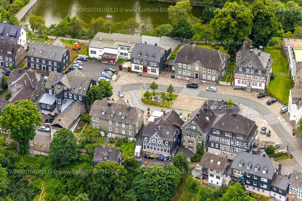 BadBerleburg240710245 | Luftbild, Goetheplatz im Ortszentrum mit Denkmal Wilhelm I., historische Häuser, Restaurants und Cafés mit Sonnenschirmen, Bad Berleburg, Wittgensteiner Land, Nordrhein-Westfalen, Deutschland