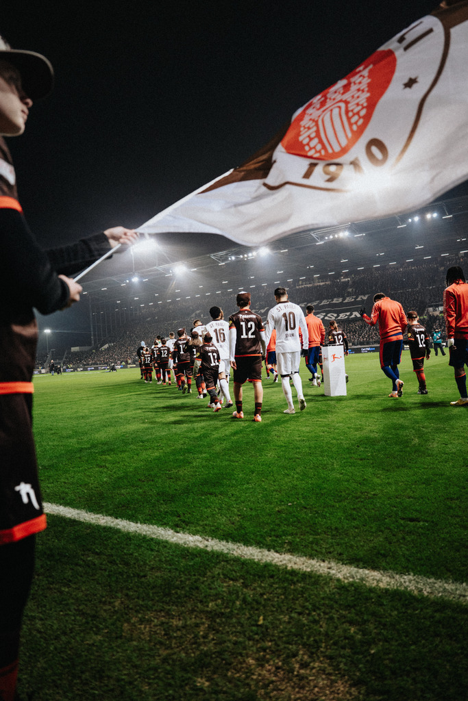 HEV06702 | Der offizielle Shop für FC St. Pauli Fotos. Wähle aus Spielszenen & Fanmomenten dein FCSP Wunschformat. Wir liefern Millerntor-Atmosphäre.