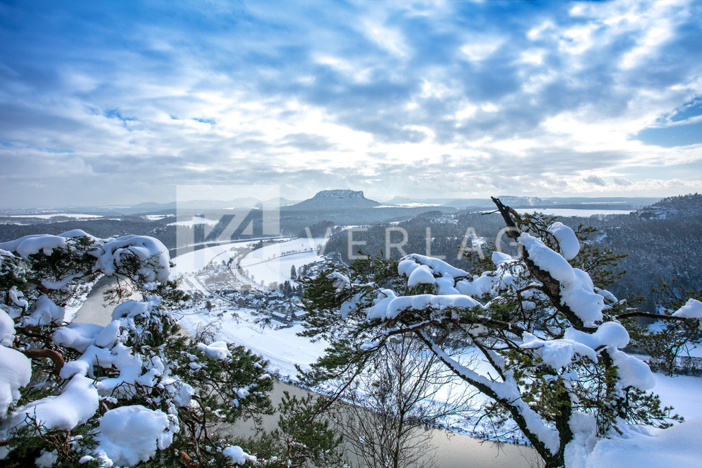 Wandbild-Lilienstein-Bastei-Elbe-Winter_FOCO9249 | Winterliche Aussicht von der Bastei auf den Lilienstein - Realisiert mit Pictrs.com