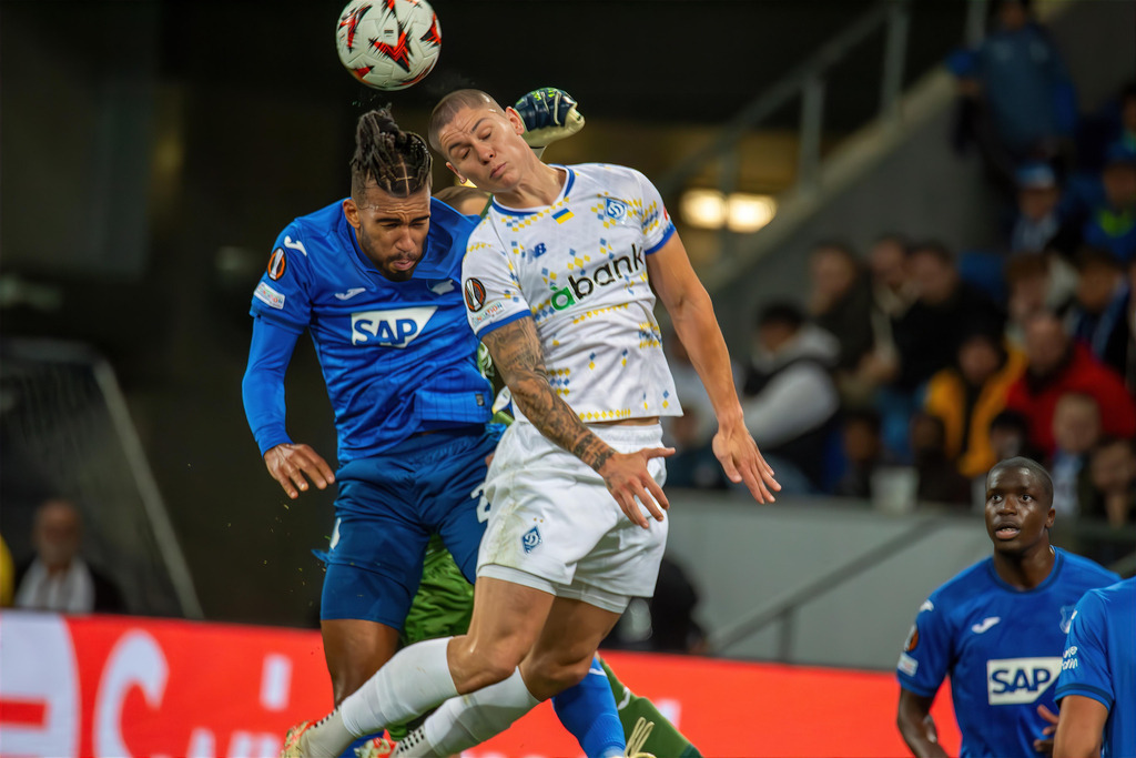Fußball UEFA Europa League, Saison 2024/25, 2. Spieltag: TSG Hoffenheim gegen Dynamo Kiew. Bild: Kopfballduell zwischen Kevin Akpoguma und Volodymyr Brazhko (6, Kiew) | Fußball UEFA Europa League, Saison 2024/25, 2. Spieltag: TSG Hoffenheim gegen Dynamo Kiew. Bild: Kopfballduell zwischen Kevin Akpoguma und Volodymyr Brazhko (6, Kiew) - Realisiert mit Pictrs.com