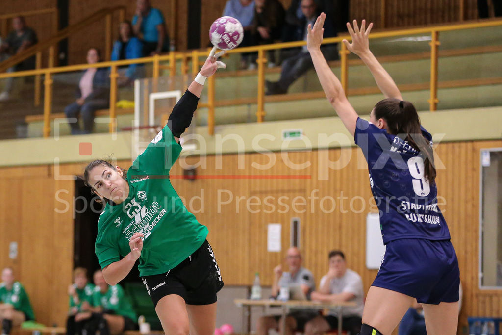 Handball, Testspiel Frauen, Buxtehuder SV - SV Werder Bremen | v.li.: Anna Lena Bergmann (SV Werder Bremen, 23) beim Wurf, am Ball, Spielszene, Aktion, Action, Magda Kasparkova (Buxtehuder SV, 9) mit dem Blockversuch, Spielszene, Aktion, Action