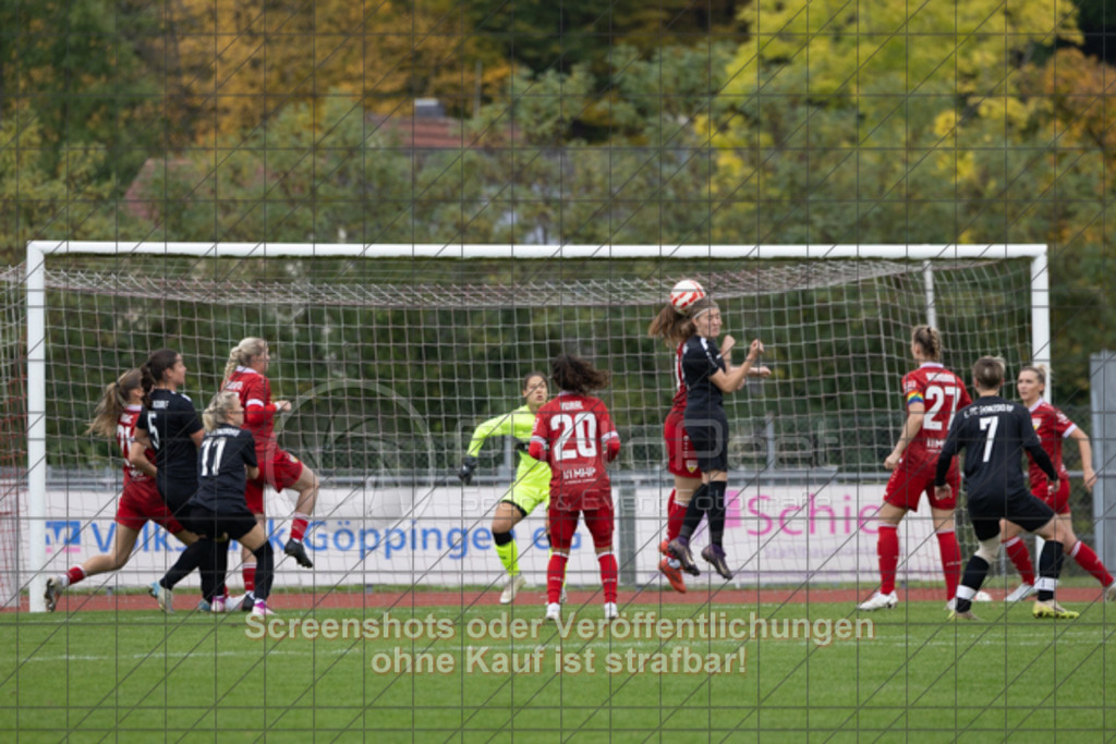 20251012_140905_0772 | #,1.FC Donzdorf (schwarz) vs. VfB Stuttgart II (rot), Fussball, Frauen-Verbandsliga Württemberg, 05. Spieltag, Saison 2025/2026, Rasenplatz Lautertal Stadion, Süßener Straße 16, 73072 Donzdorf, 12.10.2025 - 13:00 Uhr,Foto: PhotoPeet-Sportfotografie/Peter Harich
