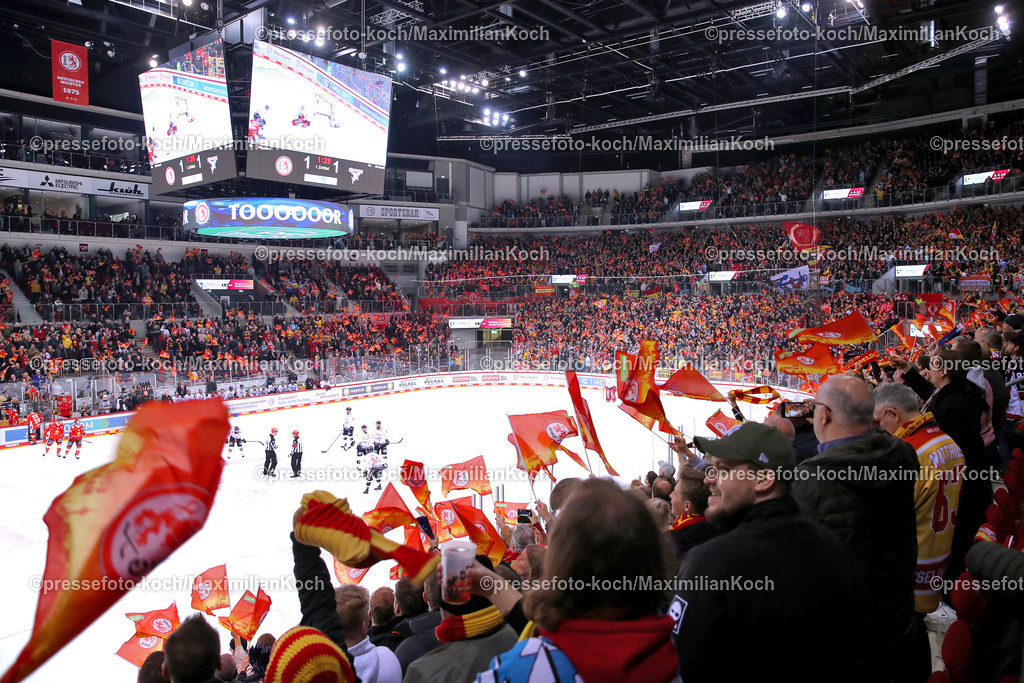 DueDEL20012201090 | Düsseldorf, 20.01.2023, Eishockey, Penny DEL, 44. Spieltag, PSD-BANK Dome, Düsseldorfer EG - Kölner Haie: Fans der DEG feiern den 3:2 Sieg über die Kölner Haie und schwenken Fahnen mit dem DEG Logo