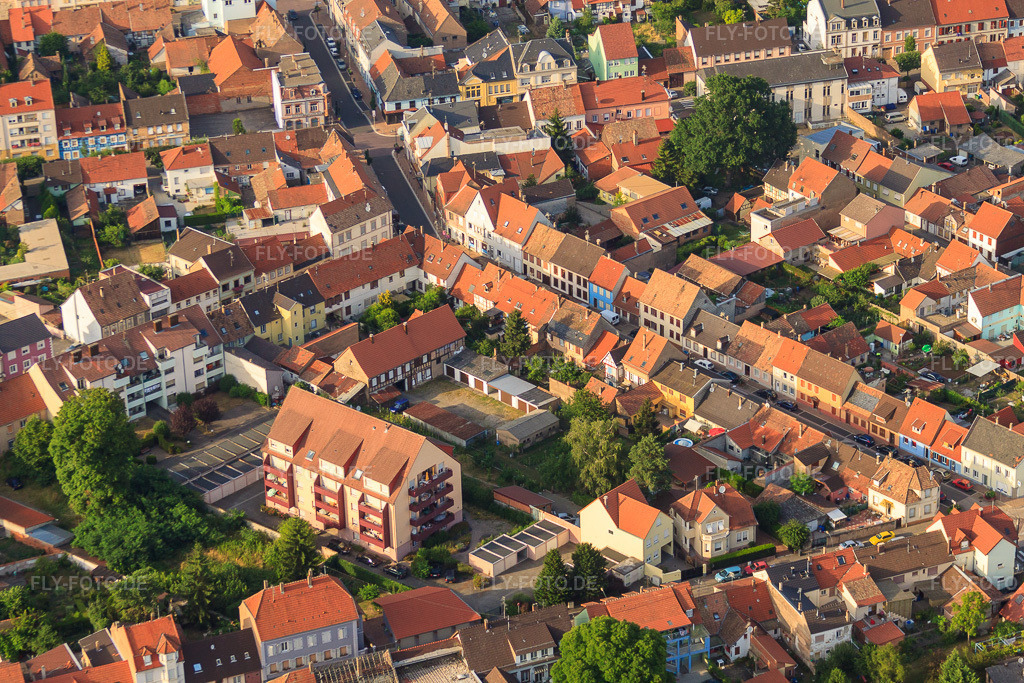 Luftbild: Rue de la Pomme d'Or in Bischwiller im Bundesland Bas-Rhin in Frankreich. – Foto: IMG_30415.jpg vom 09.07.2010 durch Werner Riehm/FLY-FOTO.de – Auflösung des Originals: 4752 x 3168 px