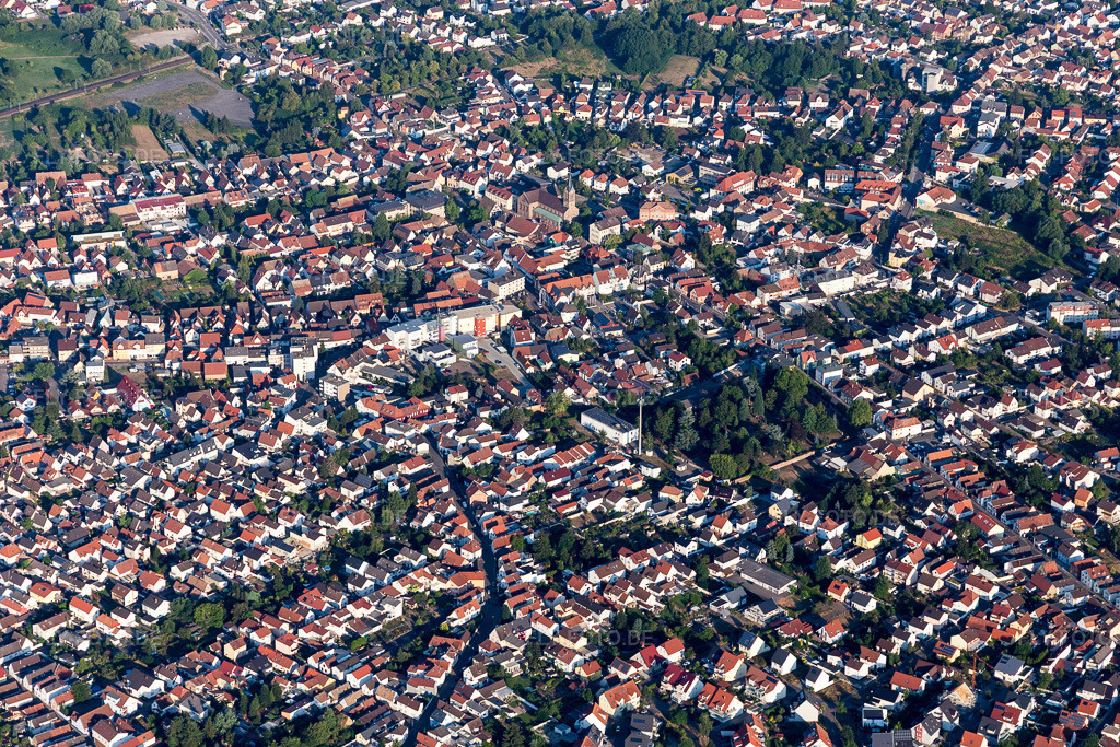 Luftbild: Stadtansicht des Innenstadtbereiches in Schifferstadt im Bundesland Rheinland-Pfalz in Deutschland. Foto: IMG_109585.jpg vom 31.07.2018 durch Werner Riehm/FLY-FOTO.de