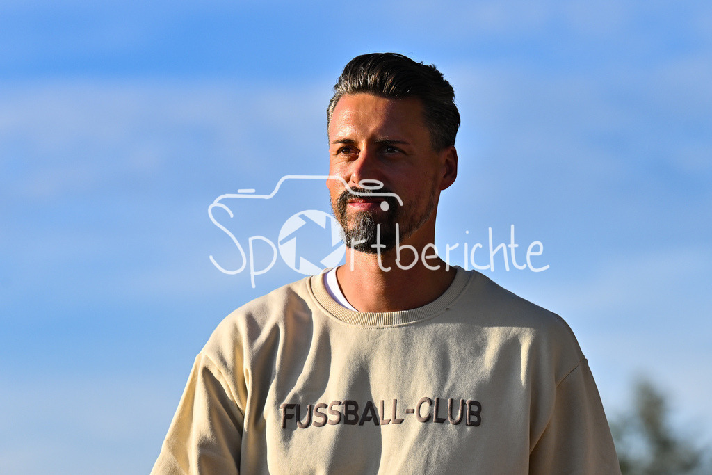 FC Augsburg - SSV Ulm 1846 Fussball | Im Bild Sandro WAGNER Trainer FC Augsburg, Einzelfoto / Freisteller / Testspiel: FC Augsburg - SSV Ulm 1846 Fussball; TSV Burgau Sportzentrum am 08.10.2025