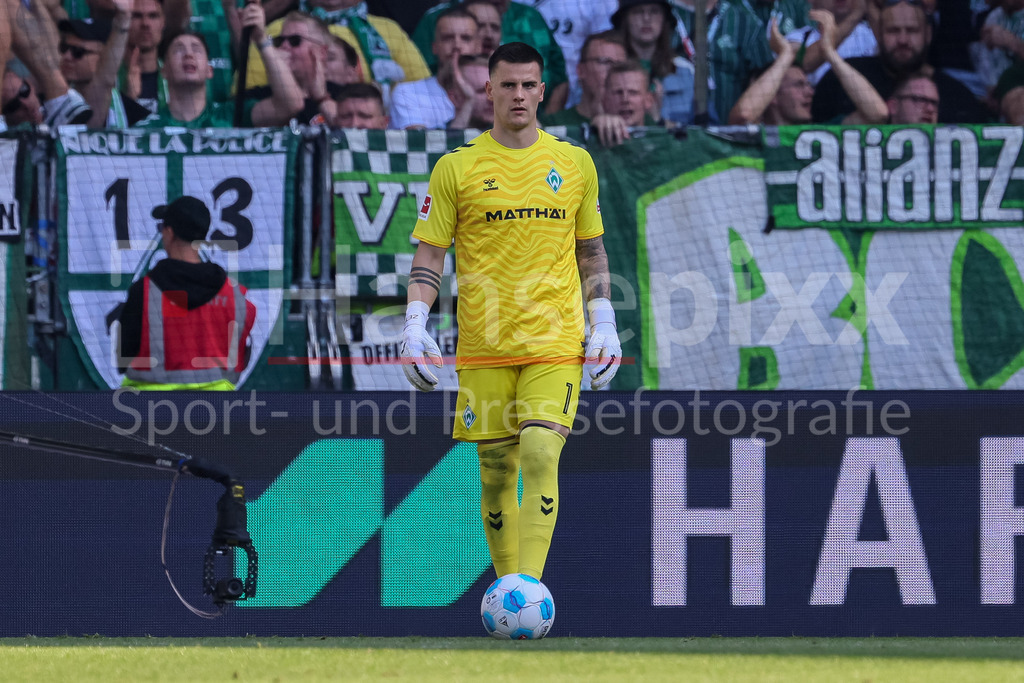 Fussball, Bundesliga, SV Werder Bremen - FC Bayern München | v.li.: Michael Zetterer (Torhüter, Torwart, SV Werder Bremen, 1) am Ball, Freisteller, Einzelbild, Ganzkörper, Aktion, Action, Spielszene, DIE DFL-RICHTLINIEN UNTERSAGEN JEGLICHE NUTZUNG VON FOTOS ALS SEQUENZBILDER UND/ODER VIDEOÄHNLICHE FOTOSTRECKEN. DFL REGULATIONS PROHIBIT ANY USE OF PHOTOGRAPHS AS IMAGE SEQUENCES AND/OR QUASI-VIDEO.