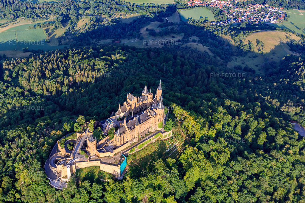 Luftbild: Burg Hohenzollern von Südosten im Ortsteil Zimmern in Bisingen im Bundesland Baden-Württemberg in Deutschland. Foto: IMG_148867.jpg vom 28.06.2025 durch Werner Riehm/FLY-FOTO.deBURG-HOHENZOLLERN.COM