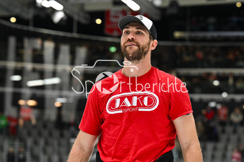 Augsburger Panther - Löwen Frankfurt | Die Spieler der Augsburger Panther feiern zusammen mit den Fans den Heimsieg gegen Frankfurt - Alexandre GRENIER (Augsburger Panther 82)  beim match zwischen den Augsburger Panthern und den Löwen Frankfurt am 8. Spieltag der Penny DEL im Curt Frenzel Stadion am 19.10.2025
