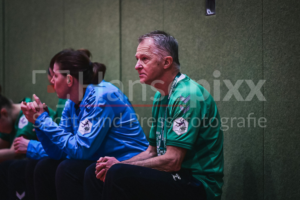 Handball, 2. Bundesliga Frauen, SV Werder Bremen - TuS Lintfort | v.li.: Radek Lewicki (Radoslaw, Co-Trainer, SV Werder Bremen) Portrait, Nahaufnahme, Einzelfoto, Einzelbild