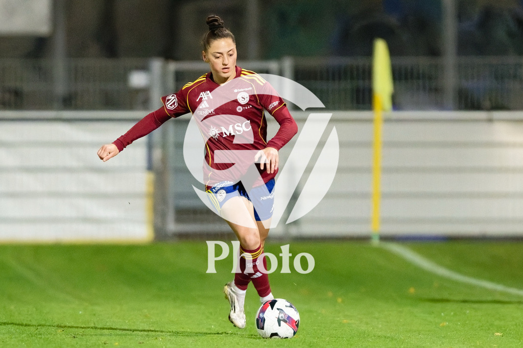 DZ9_4993_c | Switzerland: AXA Womens Super League 2025/26, Servette FC Chenois Feminin vs FC Aarau Frauen - Stade des Trois-Chene, Chene-Bourge: Lumbardha Misini (6 Servette FC Chenois Feminin) controls the ball (action) 