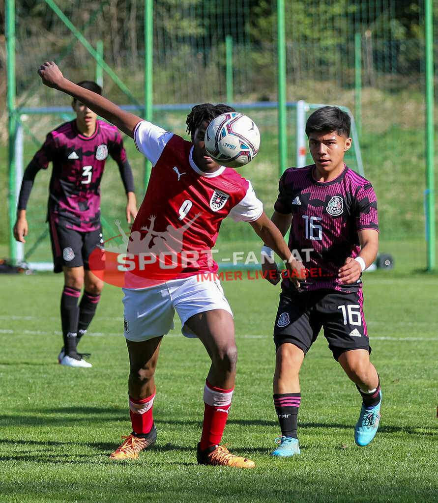 AUSTRIA U15 - MEXICO U15 | Cristobal Aviles (Mexico #3) KENNETH ADEJENUGHURE (Austria #9) Jesus Torres (Mexico #16) ; AUSTRIA U15 - MEXICO U15 am 29.04.2022 in Arnoldstein
(Sportplatz), AUSTRIA, (Photo by Ernst Krawagner sport-fan.at) - Realisiert mit Pictrs.com
