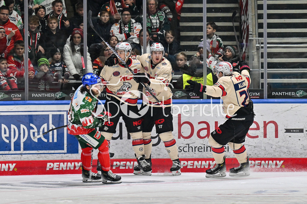 Augsburger Panther - Nürnberg Ice Tigers | Jubel der Nuernberger nach dem Treffer zum 3-4 durch Jake USTORF (Nürnberg Ice Tigers #48) / Freude / Happy / Tor / Torschuezte / DEL: Augsburger Panther - Nuernberg Ice Tigers, Curt Frenzel Stadion am 06.12.2024