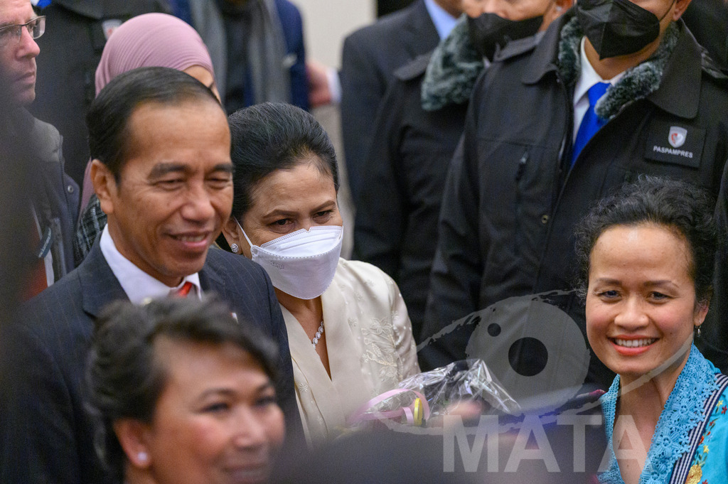 _DWA5493 | Welcoming Jokowi Widodo's arrival by the Indonesian people at Kastens Luisenhof Hotel in the context of the opening of Hannover Messe with Indonesia as Country Partner. Hannover, 15.04.2023 - Realisiert mit Pictrs.com