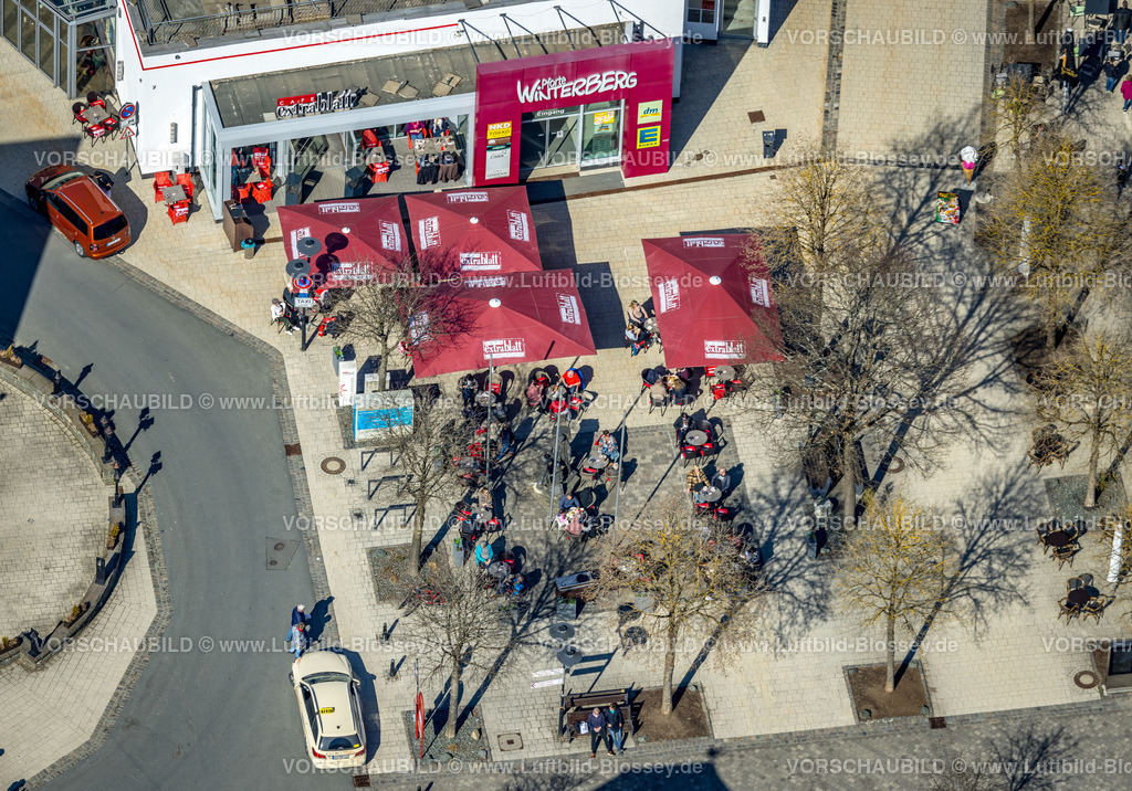 Winterberg220303455 | Luftbild, Außengastronomie am Cafe Extrablatt, Winterberg, Sauerland, Nordrhein-Westfalen, Deutschland