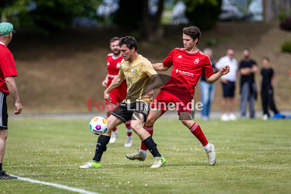 SG Wielenbach/Pähl gegen SpFrd Bichl | Fußball Herren Kreisklasse Gruppe 3 Zugspitze 2025/26 27. Spieltag, SG Wielenbach/Pähl gegen SpFrd Bichl, 20260510,Zweikampf,2026-05-10 in 82407 Wielenbach (Sportzentrum Grünbachstuben, Platz 1, Hirschbergstr. 16), Florian LAUTERBACHER (SG Wielenbach/Pähl 10), Tobias MÄRZ (SpFrd Bichl 11)Copyright: WolfgangxLindner www.foto-lindner.de