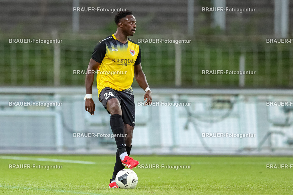 SB_KFCBAU_20250815_4953.JPG -  - KFC Uerdingen - SF Baumberg - Oberliga Niederrhein | Krefeld, Deutschland, 15.08.25: Kingsley Helmut Marcinek (KFC Uerdingen) in Aktion, am Ball, Einzelaktion während des Oberliga Niederrhein Spiels zwischen KFC Uerdingen - SF Baumberg in der Grotenburg Stadion am 15. August 2025 in Krefeld, Deutschland. (Foto von Stefan Brauer/Brauer-Fotoagentur)