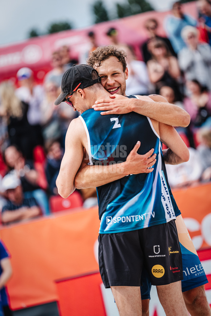 Beachvolleyball | Männer | German Beach Tour 2024 | Tourstop Bremen | 08.06.2024 | v.l. Mio Wüst im Arm von Eric Stadie