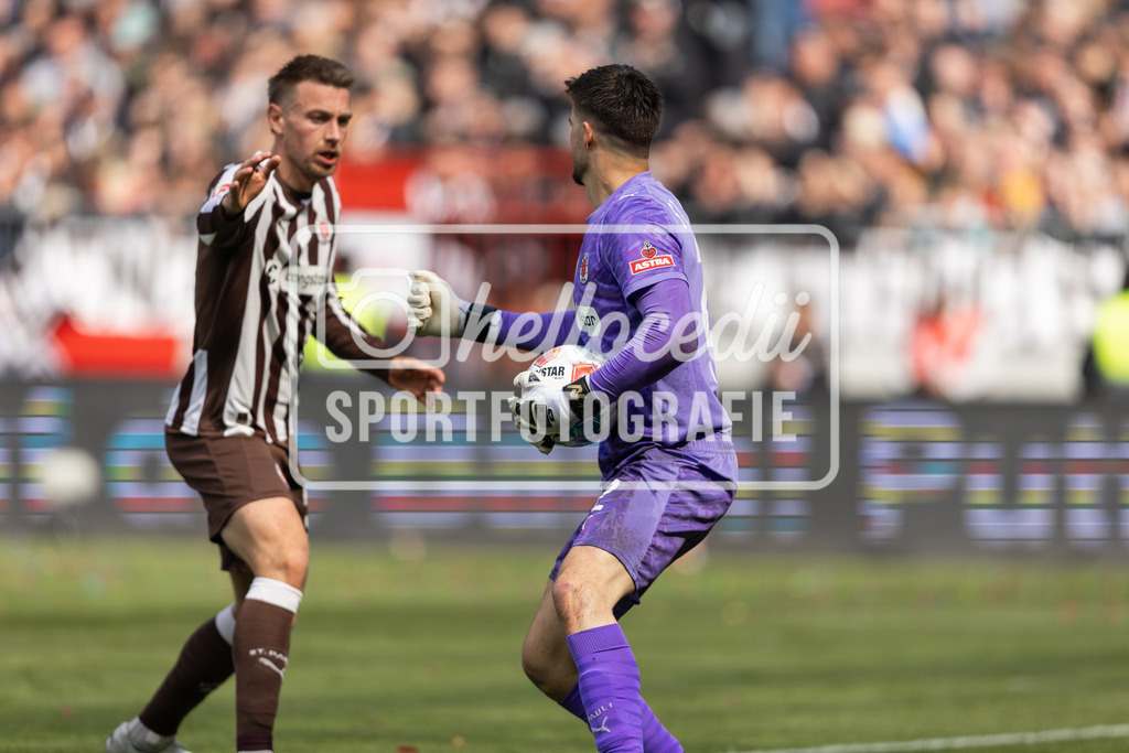 Fußball I Männer I Saison 2025-2026 I Bundesliga I FC St. Pauli - VfL Wolfsburg I 12854 | realhellocedii - Realisiert mit Pictrs.com