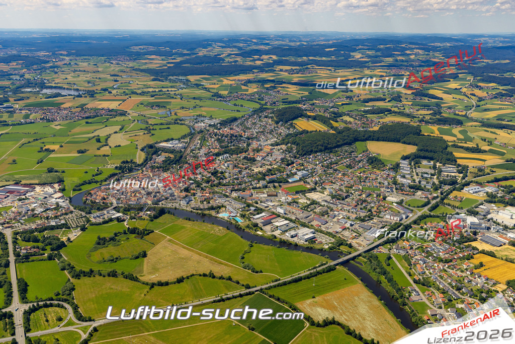 Das Luftbild der Stadt Cham wurde 2022 vom Flugzeug heraus erstellt (keine Drohnen-Aufnahmen) Aufnahmehöhe ca.450 Meter- hohe Bildauflösung und Druck-Qualität. Garantiert!