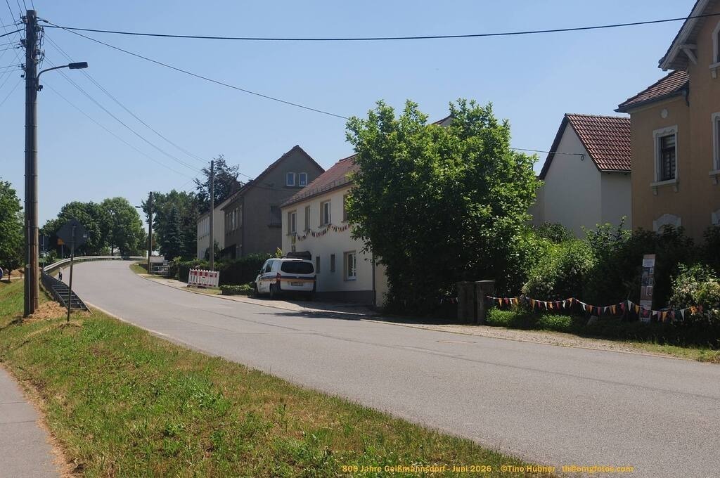 Geißmannsdorf-2026-Ortsbilder-481 | Geißmannsdorf bei Bischofswerda im Sommer 2026. Ein fotografischer Streifzug durch das Dorf Geißmannsdorf, mit Gebäuden, Straßen, Strohpuppen und geschmückten Vorgärten und Grundstücken anlässlich der 800-Jahr-Feier von Geißmannsdorf im Juni 2026 - Realisiert mit Pictrs.com