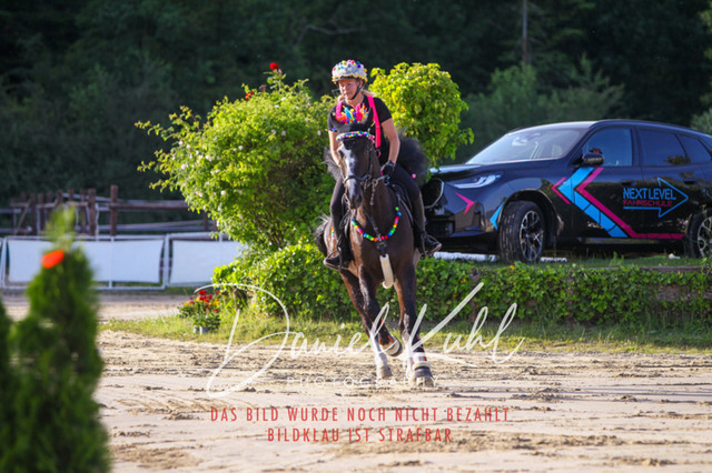 DKP45159 | Turnierfotos kaufen im Webshop von Daniel Kuhl Photography – entdecke professionelle Reitsportfotos aus Turnieren & Events. Hochwertige Turnierbilder online bestellen & sichern. Jetzt Fotos von Reitsportturnieren kaufen!
