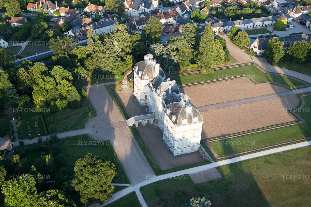 Aerial view: Castle complex of the Château Cheverny - Château de Cheverny in Cheverny in the state Loir et Cher, France. – Photo: IMG_081298.jpg taken on 06/19/2015 by Werner Riehm/FLY-FOTO.com – Resolution of the original: 5472 x 3648 px