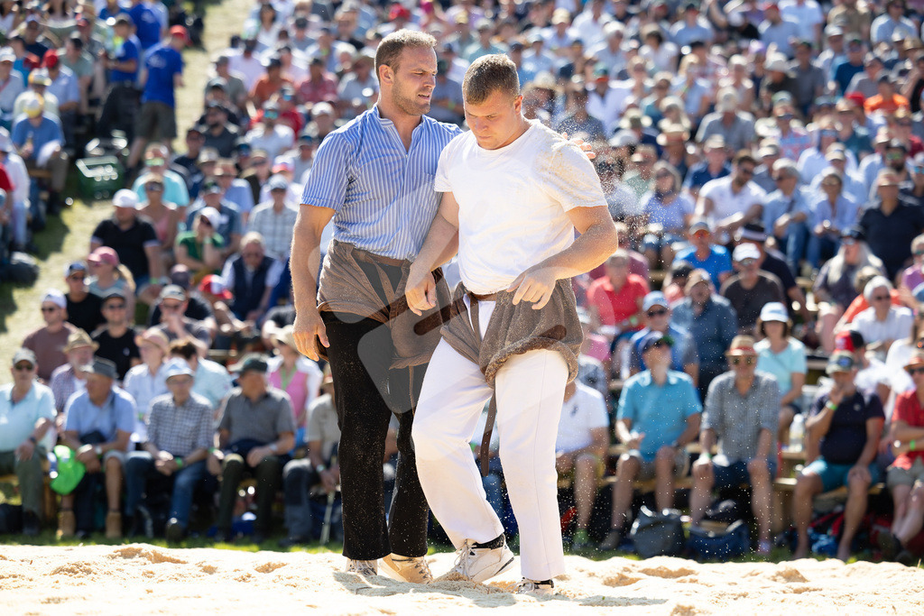 Rigi2025_2498 | Die Schwinger des Schwyzer Kantonalen Schwingerverbandes: Fotos, die Dynamik und Leidenschaft festhalten, sowie emotionale Momente aus dem traditionellen Schwingsport zeigen. - Realisiert mit Pictrs.com