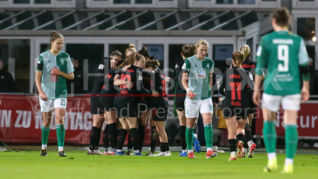 Fussball, Google Pixel Frauen-Bundesliga, SV Werder Bremen - Bayer 04 Leverkusen | v.li.: Spielerinnen von Bayer 04 Leverkusen mit Torjubel, Jubel, jubeln, jubelt, optimistisch, Spielszene, Highlight, Freude über das Tor zum 0:1, DIE DFB-RICHTLINIEN UNTERSAGEN JEGLICHE NUTZUNG VON FOTOS ALS SEQUENZBILDER UND/ODER VIDEOÄHNLICHE FOTOSTRECKEN. DFB REGULATIONS PROHIBIT ANY USE OF PHOTOGRAPHS AS IMAGE SEQUENCES AND/OR QUASI-VIDEO.