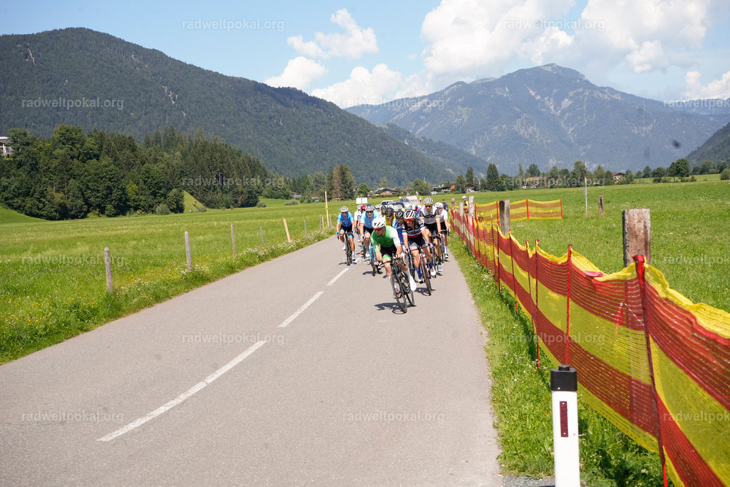 594_20230817_Bewerb_Maenner_Muehlanger | AUT - OESTERREICH, 2023-08-16: SPORT RENNRAD-FAHREN - 55. INTERNATIONALER RADWELTPOKAL IN ST. JOHANN IN TIROL  - Vintage-Radrennen mit WM-Bronze-Medaillen-Siegerin Christina Schweinberger, den Teilnehmer und Alexander Baumann (vom Orginastions-Team) - TAG 2 BEWERB MAENNER IN SECHS GRUPPEN  ; Foto: Roland Muehlanger