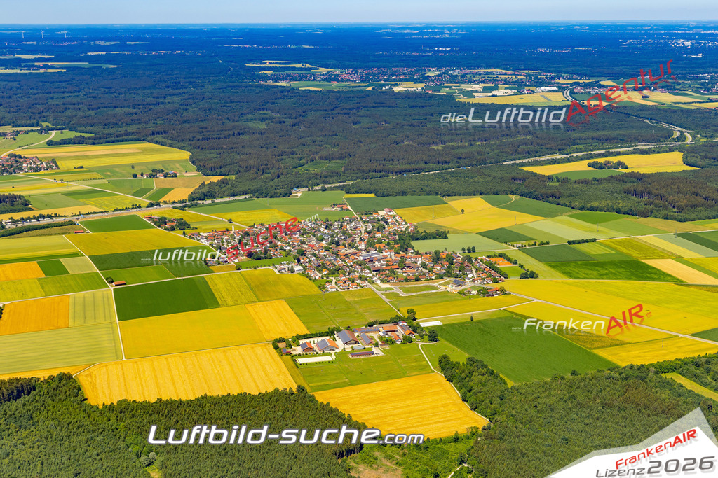 Aktuelles Luftbild von  Brunnthal - Die Luftaufnahme wurde 2022 mittels UL-Flugzeug erstellt ( keine Drohne ) - hochauflösende Kamera-Systeme von  Canon -Beste Qualität - Für grossformatige Ausdrucke geeignet. Die Geschenkidee !