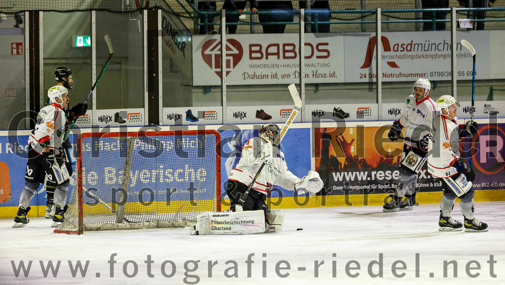 2022-11-04_106_Eishockey_TSV_Erding_gegen_TSV_Peissenberg | Erding, Deutschland, 04.11.2022:
Eishockey, Bayernliga 2022 / 2023, 10. Spieltag, TSV Erding gegen TSV Peißenberg, Endergebnis: 4:3

Torwart Korbinian Sertl (TSV Peissenberg, #31), Martin Lidl (TSV Peissenberg, #44), Maximilian Malzatzki (TSV Peissenberg, #67)

Foto: Christian Riedel / fotografie-riedel.net