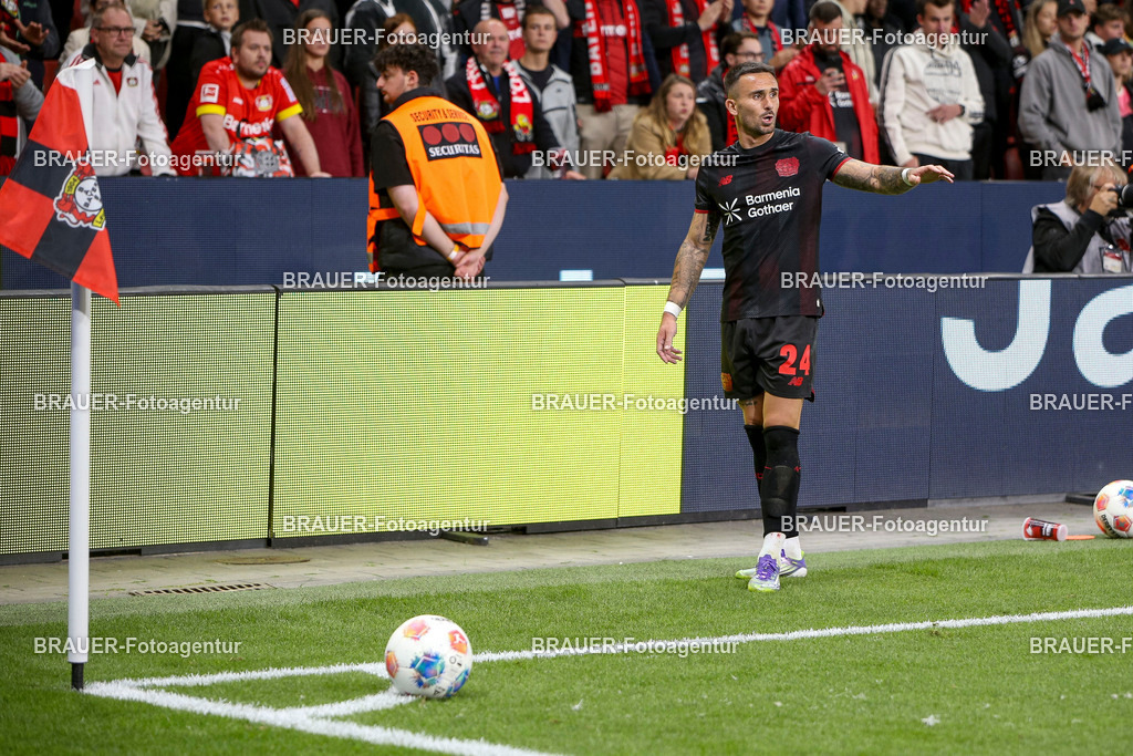 Bayer 04 Leverkusen vs Eintracht Frankfurt - Bundesliga  | Leverkusen, Deutschland, 12.09.25:   Aleix Garcia (Bayer 04 Leverkusen) in Aktion am Ball, Einzelaktion waehrend des Spiels der Bundesliga zwischen  Bayer 04 Leverkusen vs Eintracht Frankfurt in der BayArena(Foto von Brauer-Fotoagentur / Adrian Schlueter)