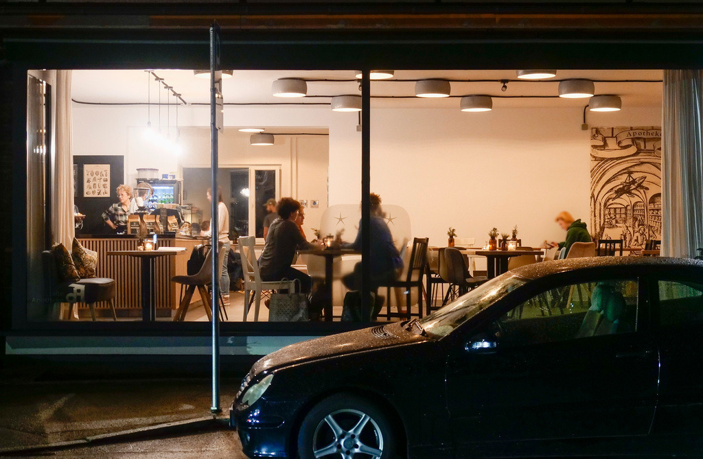 Café für Alle | Ditzingen - In Ditzingen gibt es ein neues Café für alle: Die Alte Apotheke in der Kernstadt, eine Initiative der Süddeutschen Gemeinschaft Ditzingen. Es finanziert sich mit Spenden und dem Einsatz von Ehrenamtlichen. - Realisiert mit Pictrs.com