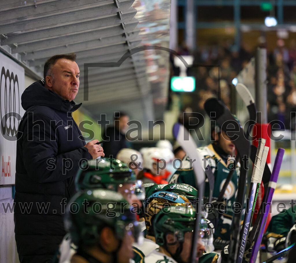 2025-12-23_048_TSV_Erding_gegen_Heilbronner_Falken | Erding, Deutschland, 23.12.2025:Eishockey, Oberliga Süd 2025 / 2026, 29. Spieltag, TSV Erding gegen Heilbronner Falken, Endergebnis: 5:4Teamchef Thomas Daffner (Erding Gladiators)Foto: Christian Riedel / fotografie-riedel.net