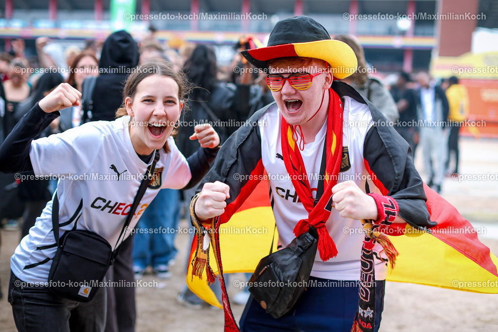 HHmx05072402016 | 05.07.2024, Hamburg, EURO2024, Public Viewing in der Fan Zone Heiligengeistfeld in Hamburg. Deutsche Fans und Unterstützer verfolgen gespannt das Spiel Viertelfinale der deutschen Nationalmannschaft gegen Spanien. EM, Europameisterschaft, Rudelgucken, Emotionen. Jubelnde Fans nach dem 1:1 Ausgleich.