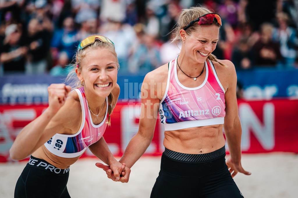 Beachvolleyball | Frauen | German Beach Tour 2024 | Tourstop Bremen | 08.06.2024 | v.l. Paula Schürholz und Kim van de Velde freuen sich