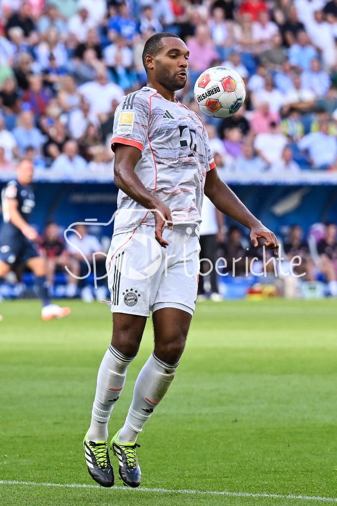 TSG 1899 Hoffenheim - FC Bayern München | am BAll Jonathan TAH (FC Bayern Muenchen 4) / Einzelfoto / Freisteller / Bundesliga: TSG 1899 Hoffenheim - FC Bayern München; PreZero-Arena am 20.09.2025 / DFL REGULATIONS PROHIBIT ANY USE OF PHOTOGRAPHS AS IMAGE SEQUENCES AND/OR QUASI-VIDEO