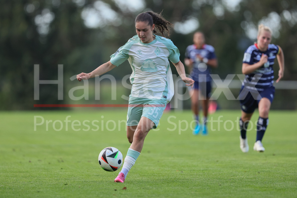 Fussball, Testspiel Frauen, Hamburger SV - SV Werder Bremen | v.li.: Amani Mahmoud (SV Werder Bremen, 35) am Ball, Einzelbild, Ganzkörper, Aktion, Action, Spielszene