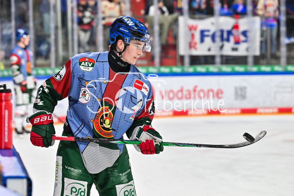 Nürnberg Ice Tigers - Augsburger Panther | NUREMBERG, GERMANY - 23. JANUARY: im Bild Moritz ELIAS (Augsburger Panther 46) vor dem Match zwischen den Nürnberg Ice Tigers und den Augsburger Panthern am 42. Spieltag der Penny DEL in der PSD Bank Nürnberg Arena / Einzelfoto / Freisteller