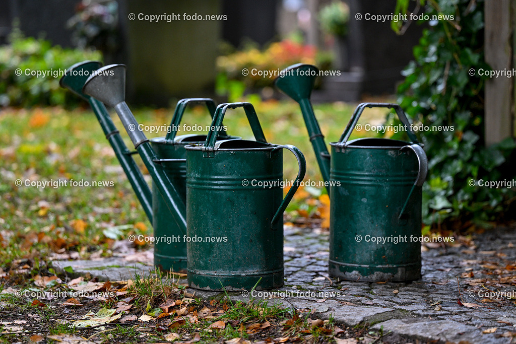 Friedhof_ Allerheiligen_ 26.10.2025-16 | 26.10.2025, Friedhof, AUT, Allerheiligen, Themenbilder im Bild Friedhof, Kreuz, Kruzifix, Jesu Christi, Allerheiligen, Engerl, Engel, Kerzen, Grab, Grablicht, Blumen, Skulptur, Grabstein, Symbolbild, Grablaterne, Grabkerze, Grabkerzen, Grablichter, Kerze, Grabkreuz, Gedenken, Bestattung, Verstorbene, Totenruhe, Grab, Urne, Blumenschmuck, Schmuck, Besucher, Giesskanne, Feature, kreativ, creativ, Linz