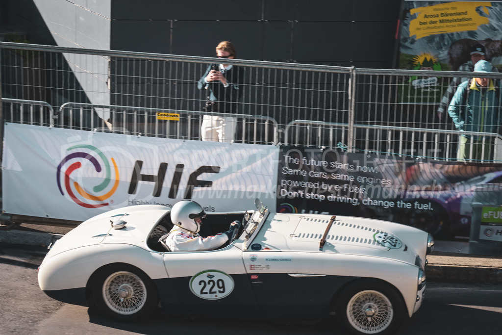 21. Arosa ClassicCar 2025 - 6. =September= 2025 | Vic Jacob aus S-chanf (SUI) in einem Austin Healey 100S aus dem Jahre 1955 mit Startnummer 229 am Arosa ClassicCar 2025 in der Kategorie Classic Trophy..@arosaclassiccar, @arosa.official, #arosaclassiccar, #arosa, #76curves, #classiccarBild: Sportfotografie Markus Aeschimann | www.markus-aeschimann.ch - Realisiert mit Pictrs.com