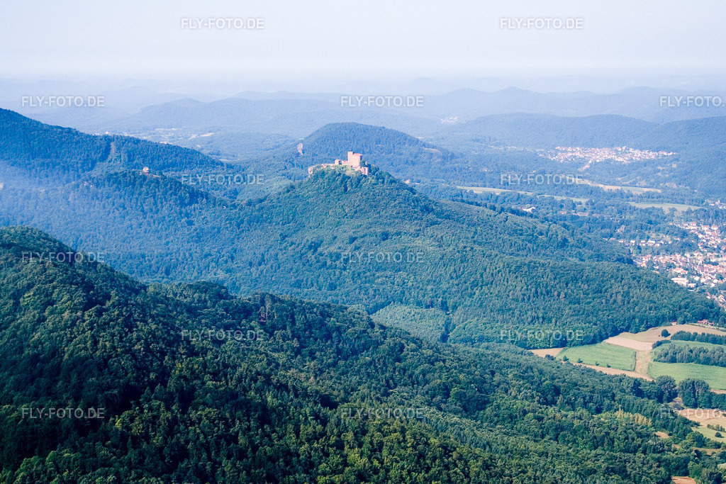 Burg Trifels | Luftbild: Burg Trifels in Annweiler am Trifels im Bundesland Rheinland-Pfalz in Deutschland. Foto: IMG_12036.jpg vom 31.07.2008 durch Werner Riehm/FLY-FOTO.de - Realisiert mit Pictrs.com